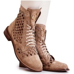 Ażurowe Skórzane Botki Zazoo Camel 2695 brązowe. Brązowe botki w ażurowe wzory, ze skóry, bez obcasa, na obcasie, bez zapięcia. Za 577.45 zł.