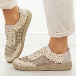 Beżowe koronkowe półbuty damskie DiA 5951. Brązowe półbuty wsuwane DiA, na jesień, bez wzorów, z jeansu, casualowe, bez obcasa, na płaskiej podeszwie. Za 249.00 zł.