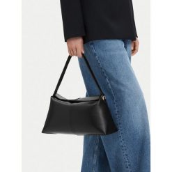 Torebka JENNY. Czarne torebki klasyczne Jenny, bez wzorów, klasyczne, bez dodatków. Za 149.99 zł.