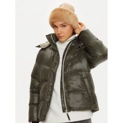 Czapka Guess. Brązowe czapki zimowe Guess, z aplikacjami. Za 199.99 zł.