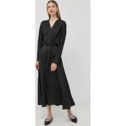 Armani Exchange sukienka kolor czarny maxi rozkloszowana. Czarne sukienki Armani Exchange, bez wzorów, bez kołnierzyka, bez ramiączek, maxi, rozkloszowane. Za 759.99 zł.