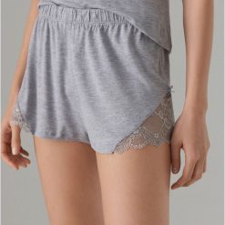 Piżamowe szorty z koronkowym zdobieniem - Szary. Piżamy marki Mohito. Za 39.99 zł.