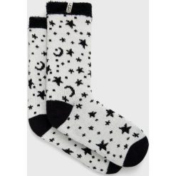 UGG skarpetki damskie kolor biały. Białe skarpetki UGG, bez wzorów. W wyprzedaży za 71.99 zł.