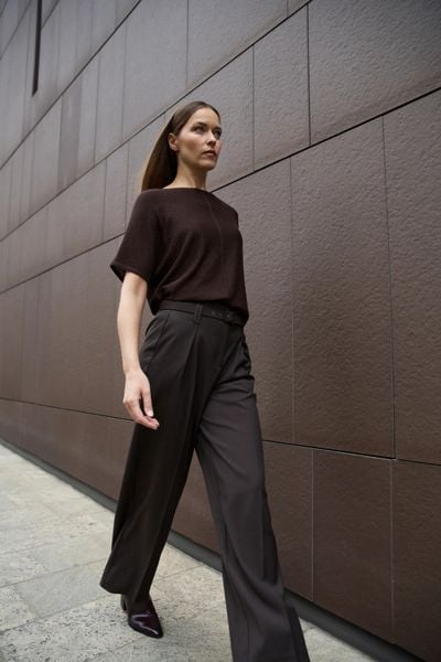 Sweter z krótkimi rękawami brązowy. Brązowe swetry MOODO, l, bez wzorów, z wiskozy, bez ramiączek. Za 109.99 zł.