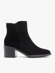 Czarne welurowe botki. Czarne botki Ryłko, bez wzorów, ze skóry, eleganckie, z okrągłym noskiem, bez obcasa, na obcasie, bez zapięcia. Za 429.99 zł.