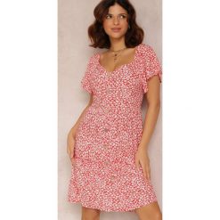 Czerwona Sukienka Evosa. Czerwone sukienki Renee, m, z aplikacjami, z tkaniny, bez kołnierzyka, bez ramiączek, mini. W wyprzedaży za 74.99 zł.