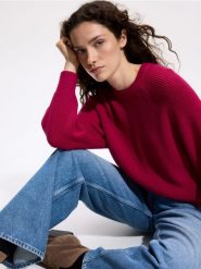 Sweter z wiskozą - fuksja. Czerwone swetry Reserved, l, bez wzorów, z dzianiny, bez ramiączek. Za 109.99 zł.