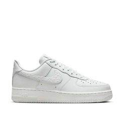Buty Sportowe Damskie Nike W Air Force 1 '07 Lo. Białe buty treningowe Nike, bez wzorów, bez zapięcia, do koszykówki, Nike Air Force. Za 470.80 zł.