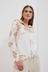 Bluza z kapturem i nadrukiem liści perłowa. Białe bluzy MOODO, s, bez wzorów, z bawełny, bez ramiączek, z kapturem. W wyprzedaży za 74.99 zł.