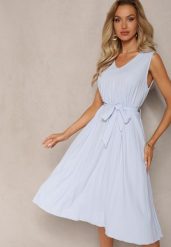 Jasnoniebieska Plisowana Sukienka Midi z Plisami na Dole i Paskiem w Talii Wrensilva. Niebieskie sukienki Renee, l, bez wzorów, z materiału, eleganckie, bez kołnierzyka, bez ramiączek, midi, rozkloszowane. W wyprzedaży za 43.99 zł.