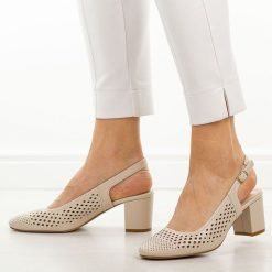 Cieliste ażurowe czółenka damskie na słupku Sergio Leone Sk854. Czółenka Sergio Leone, na lato, w ażurowe wzory, ze skóry, eleganckie, z okrągłym noskiem, bez obcasa, na słupku, bez zapięcia. W wyprzedaży za 148.72 zł.