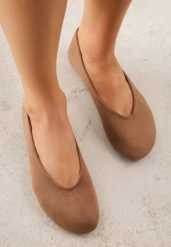 Brązowe Balerinki z Imitacji Zamszu w Stylu Basic Saraphiele. Brązowe baleriny Renee, bez wzorów, z jeansu, bez obcasa, bez zapięcia. Za 74.99 zł.
