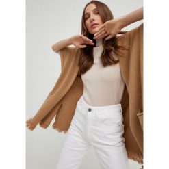 Answear Lab kardigan z wełną damski kolor beżowy lekki. Brązowe swetry Answear Lab, m, bez wzorów, z dzianiny, bez ramiączek. W wyprzedaży za 119.99 zł.