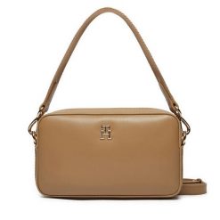 Torebka Tommy Hilfiger. Brązowe torebki klasyczne Tommy Hilfiger, bez wzorów, klasyczne, bez dodatków. Za 309.99 zł.