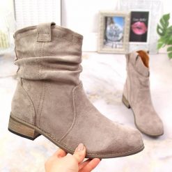 Zamszowe botki damskie kowbojki ocieplane beżowe eVento. Brązowe botki eVento, bez wzorów, ze skóry ekologicznej, bez obcasa, bez zapięcia. Za 91.99 zł.