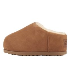 UGG Pumped Slide Chestnut. Brązowe śniegowce UGG, bez wzorów, bez zapięcia. Za 1,654.91 zł.