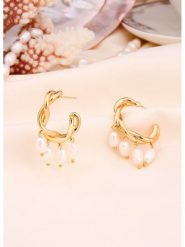 L'Atelier de Gaia Pozłacane kolczyki-półkreole z perłami rozmiar: onesize. Białe kolczyki L'Atelier de Gaia, z perłą, pozłacane. Za 113.45 zł.