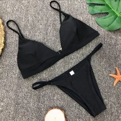 Bikini minimalistyczne plażowe z wysokiej jakości materiałów Jolene. Czerwone bikini Intica, bez wzorów, z materiału, klasyczne. Za 109.00 zł.