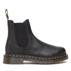 Sztyblety Dr. Martens. Czarne botki Dr Martens, bez wzorów, bez obcasa, na płaskiej podeszwie, bez zapięcia. Za 629.99 zł.