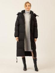 APART Płaszcz zimowy w kolorze czarnym rozmiar: 42. Czarne płaszcze Apart, na zimę, bez wzorów, bez kaptura. Za 594.39 zł.