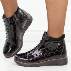 Czarne cr skórzane botki damskie na koturnie Filippo Dbt3179/26. Czarne botki Filippo, bez wzorów, z dzianiny, eleganckie, z okrągłym noskiem, bez obcasa, na koturnie, bez zapięcia. Za 339.00 zł.