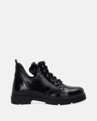 CZARNE TRZEWIKI DAMSKIE B037 RUG BLACK. Czarne botki Venezia, bez wzorów, ze skóry, bez obcasa, bez zapięcia. Za 249.00 zł.