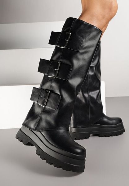 Czarne Kozaki Typu Biker na Platformie Ozdobione Klamrami i Wywiniętą Cholewką Ellisse. Czarne kozaki Renee, bez wzorów, z jeansu, eleganckie, bez obcasa, na platformie, bez zapięcia. Za 169.99 zł.