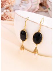 L'Atelier de Gaia Pozłacane kolczyki z perłami i onyksami rozmiar: onesize. Białe kolczyki L'Atelier de Gaia, z onyksem, pozłacane. Za 39.99 zł.