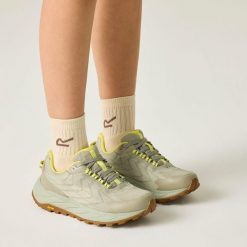 Damskie buty typu cruise. Białe trekkingi Regatta, bez wzorów, z dzianiny, bez zapięcia, trekkingowe. Za 449.99 zł.