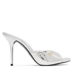 Klapki LOVE MOSCHINO. Szare klapki Love Moschino, bez wzorów, bez obcasa, bez zapięcia. Za 839.99 zł.