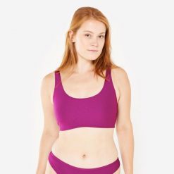 Góra kostiumu kąpielowego surfingowego damska Olaian Aurely teksturowana. Fioletowe bikini OLAIAN, bez wzorów, z elastanu, sportowe. W wyprzedaży za 39.99 zł.