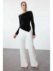 Trendyol Bluzka w kolorze czarnym rozmiar: 36. Czarne bluzki Trendyol, bez wzorów, bez kołnierzyka, bez ramiączek. Za 56.99 zł.