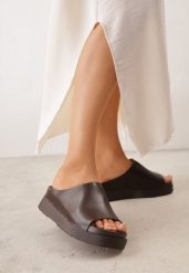 Brązowe Klapki w Stylu Chunky na Platformie z Szerokim Paskiem Banoria. Brązowe klapki Renee, bez wzorów, z jeansu, street, bez obcasa, na platformie, bez zapięcia. Za 79.99 zł.