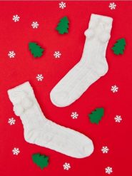 Skarpetki - kremowy. Białe skarpetki Sinsay, bez wzorów, ze splotem. Za 19.99 zł.