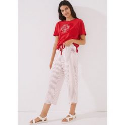 Women'secret piżama Mickey damska kolor czerwony. Czerwone piżamy women'secret, l, bez wzorów, bez kołnierzyka, bez ramiączek, krótkie. W wyprzedaży za 129.99 zł.