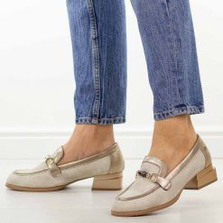 Białe półbuty damskie, mokasyny Jezzi Asa267-11. Białe mokasyny Jezzi, bez wzorów, z jeansu, z okrągłym noskiem. W wyprzedaży za 197.10 zł.