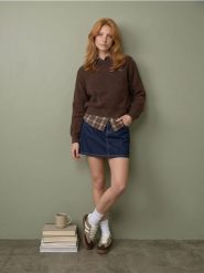 Sweter z okrągłym dekoltem - brązowy. Brązowe swetry Sinsay, l, bez wzorów, bez ramiączek. Za 45.99 zł.