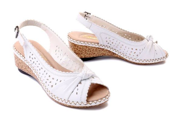 RIEKER 66176-81 white, sandały damskie. Białe sandały Rieker, w ażurowe wzory, bez obcasa, na koturnie, bez zapięcia. Za 339.90 zł.