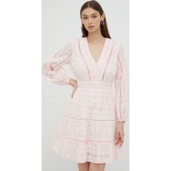 Guess sukienka bawełniana kolor różowy mini rozkloszowana. Czerwone sukienki Guess, l, z aplikacjami, z bawełny, bez kołnierzyka, bez ramiączek, maxi, rozkloszowane. Za 739.99 zł.
