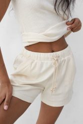 Szorty z delikatnej prążkowanej dzianiny w kolorze WARM BEIGE - ALPO-M. Brązowe szorty Marsala, bez wzorów, z bawełny. Za 129.90 zł.