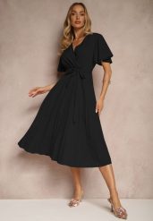 Czarna Sukienka Wiązana w Talii z Plisowaniem na Dole Dorseki. Czarne sukienki Renee, l, bez wzorów, eleganckie, bez kołnierzyka, bez ramiączek, midi, kopertowe. W wyprzedaży za 47.99 zł.