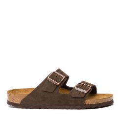Klapki Birkenstock. Brązowe klapki Birkenstock, bez wzorów, z zamszu, bez obcasa, bez zapięcia. Za 459.99 zł.