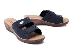 INBLU GL-52 granatowy, klapki damskie. Niebieskie klapki Inblu, bez wzorów, bez obcasa, na koturnie, bez zapięcia. Za 77.99 zł.