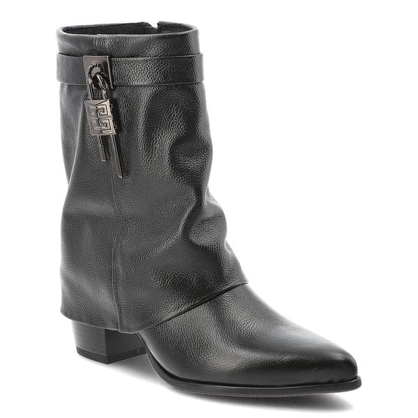 Czarne Kowbojki Armodo Stylowe Obuwie Damskie Na Obcasie. Czarne kozaki Armodo, bez wzorów, eleganckie, bez obcasa, na obcasie, bez zapięcia. Za 499.00 zł.