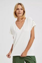 T-shirt z dekoltem w serek biały damski. Białe t-shirty MOODO, bez wzorów, bez kołnierzyka, bez ramiączek. W wyprzedaży za 27.49 zł.