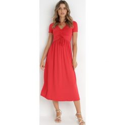 Czerwona Sukienka Ionene. Czerwone sukienki Born2be, na co dzień, l, bez wzorów, bez kołnierzyka, bez ramiączek, midi, proste. Za 169.99 zł.