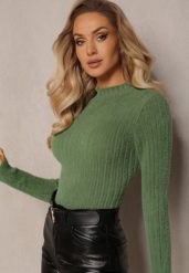 Zielony Prążkowany Sweter z Wełną i Dłuższym Włosiem Izarina. Zielone swetry Renee, bez wzorów, z dzianiny, casualowe, bez ramiączek. Za 59.99 zł.