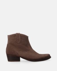 BEŻOWE KOWBOJKI ZE SKÓRY ZAMSZOWEJ M005SUBEOBB012. Brązowe botki Venezia, bez wzorów, ze skóry, bez obcasa, bez zapięcia. Za 599.00 zł.