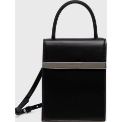 Trussardi torebka kolor czarny. Czarne listonoszki TRUSSARDI, bez wzorów, na ramię, bez dodatków. W wyprzedaży za 399.99 zł.