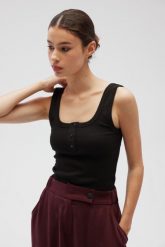 Top na ramiączkach z guzikami w kolorze BLACK - GLOWIN-XL. Czarne topy Marsala, xl, bez wzorów, z bawełny, eleganckie, bez kołnierzyka, bez ramiączek. Za 119.90 zł.